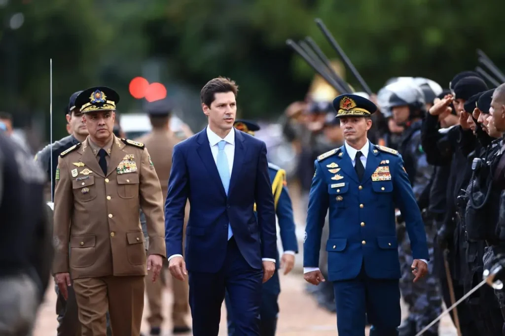 Daniel Vilela assume o governo e entra na disputa com a máquina na mão