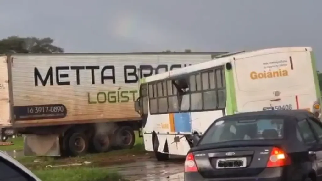 Caminhoneiro bêbado causa acidente e trava Perimetral Norte durante chuva em Goiânia 2 Caminhoneiro