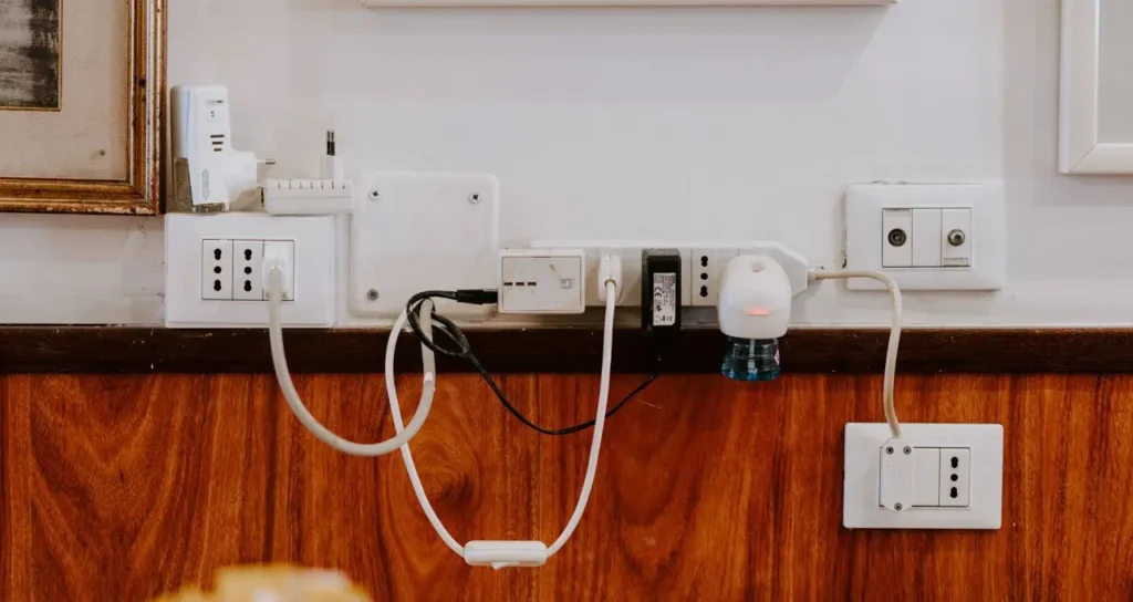 Vai viajar ou ficar em casa no feriado? Veja cuidados simples para evitar acidentes com energia