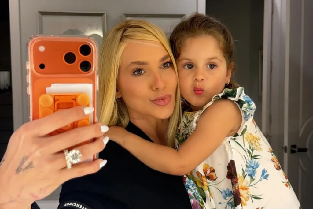 Após notificação, filha de Virginia aparece de uniforme escolar nas redes 4 virginia3 1