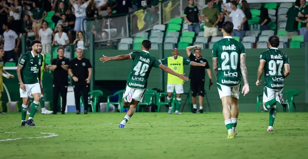 Goiás vence o Botafogo-SP na Serrinha e encosta no G4 da Série B