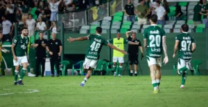 Goiás vence o Botafogo-SP na Serrinha e encosta no G4 da Série B