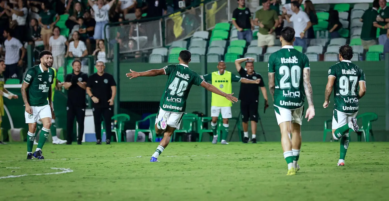 Goiás vence o Botafogo-SP na Serrinha e encosta no G4 da Série B
