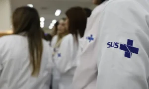 Médicos com o jaleco do SUS