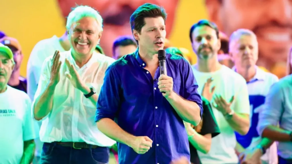 2 abre Daniel com Caiado ao fundo em Luziania Foto Divulgacao