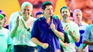 2 abre Daniel com Caiado ao fundo em Luziania Foto Divulgacao