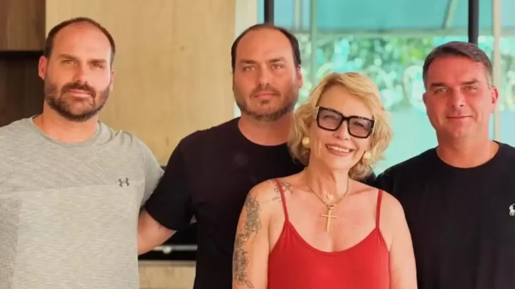 Rogéria Bolsonaro e os filhos Eduardo, Carlos e Flávio
