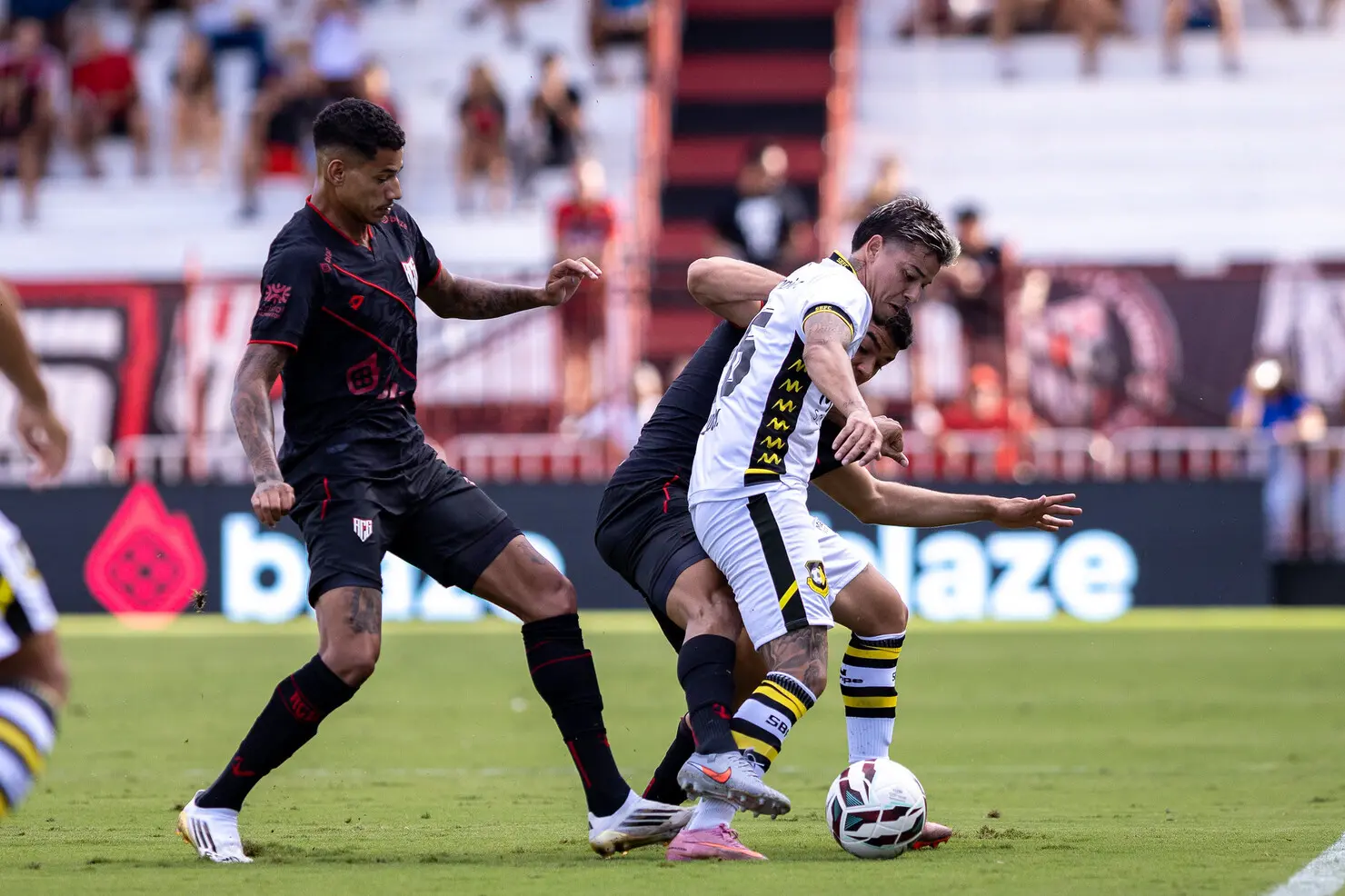 Atlético-GO pressiona, para em Alex Alves e perde para o líder São Bernardo na Série B