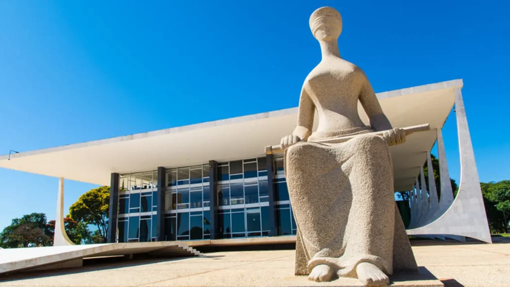Estátua A Justiça na entrada do STF