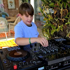 DJ