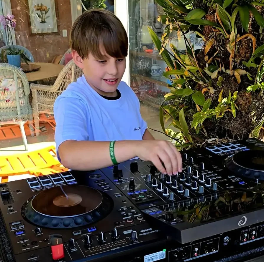 DJ