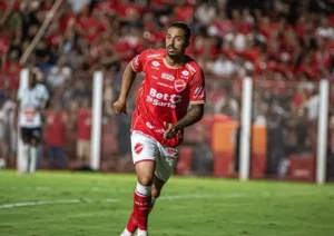 STJD reduz punição de Dellatorre, mas atacante desfalca o Vila Nova contra o Goiás