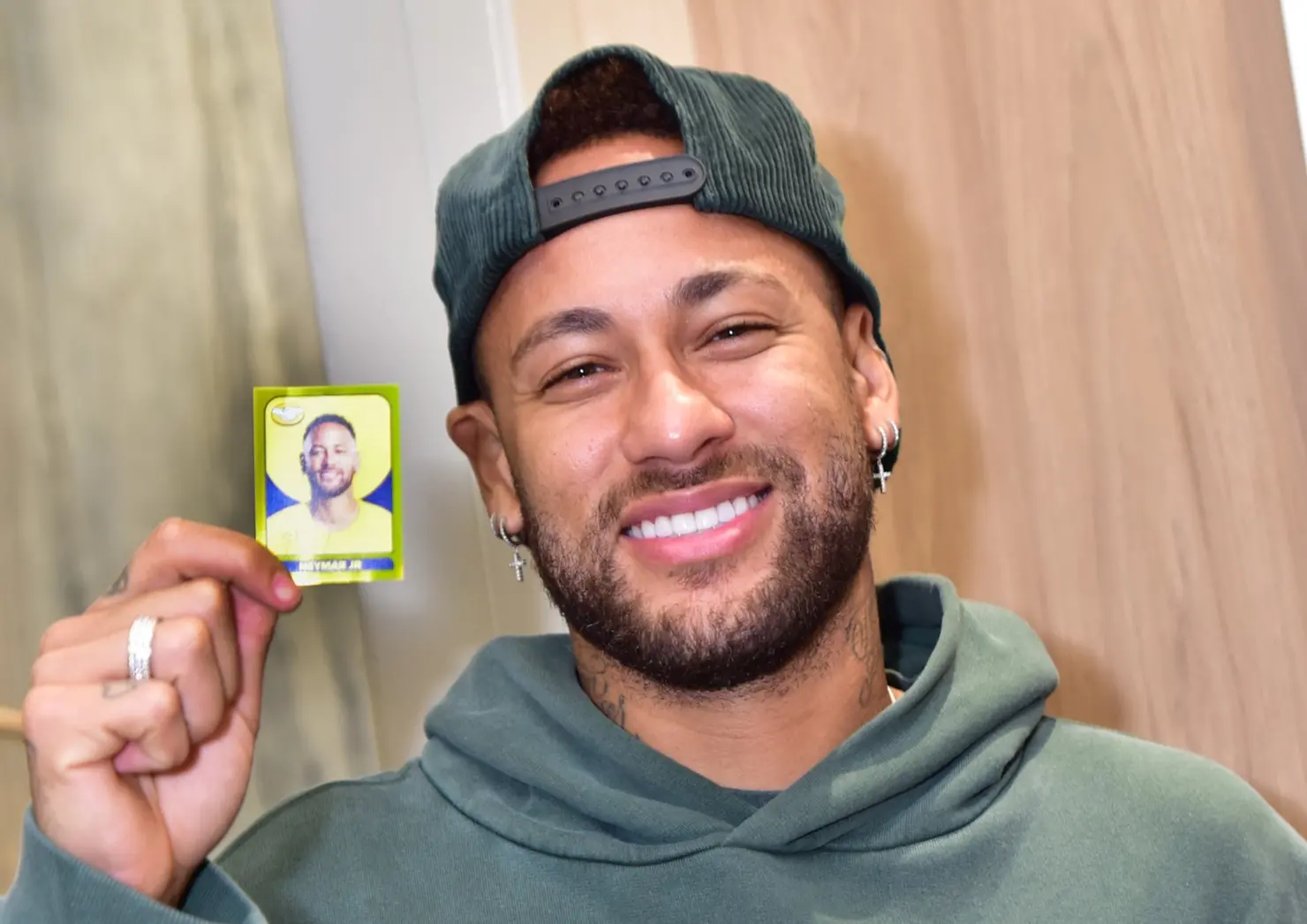 Figurinha dourada de Neymar esgota em menos de 2 horas após lançamento