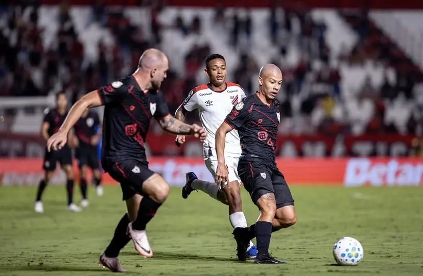 Atlético-GO perde nos pênaltis para o Athletico-PR e cai na Copa do Brasil