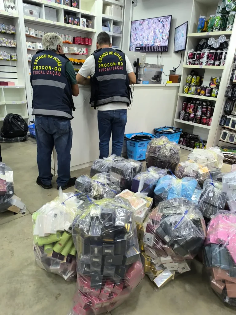 Procon apreende mais de mil perfumes falsificados em Goiânia