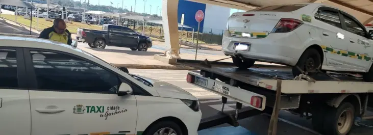 Fiscalização no Aeroporto de Goiânia flagra táxi com licenciamento vencido e motorista irregular