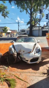 Carro de luxo destrói muro de CMEI, no Jardim América, em Goiânia; VÍDEO