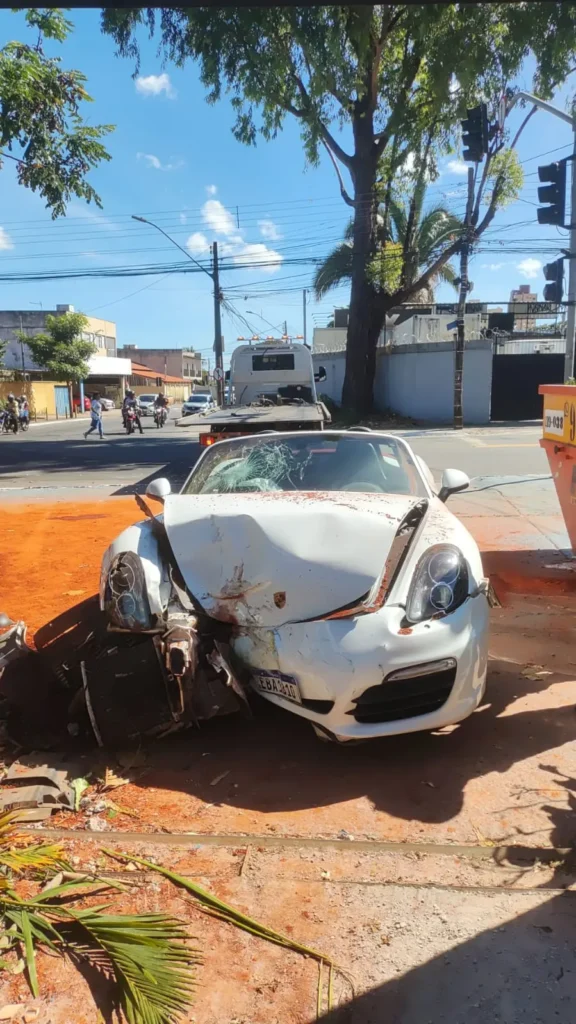 Carro de luxo destrói muro de CMEI, no Jardim América, em Goiânia; VÍDEO