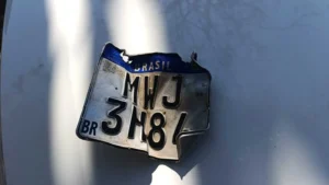 PM encontra placas enterradas e desmonta esquema de motos furtadas em Goiânia