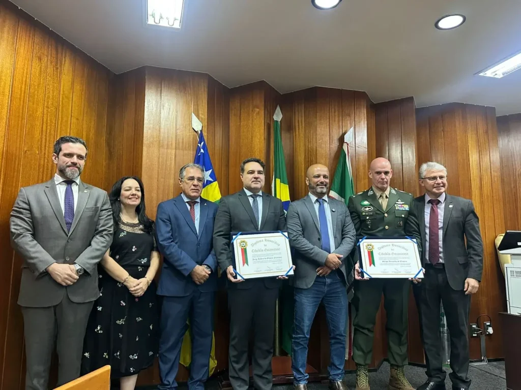 Vitor Hugo entrega Título de Cidadania Goianiense a ex-ministro de Bolsonaro e a oficial-general do Exército Brasileiro