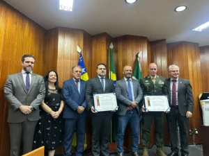 Vitor Hugo entrega Título de Cidadania Goianiense a ex-ministro de Bolsonaro e a oficial-general do Exército Brasileiro