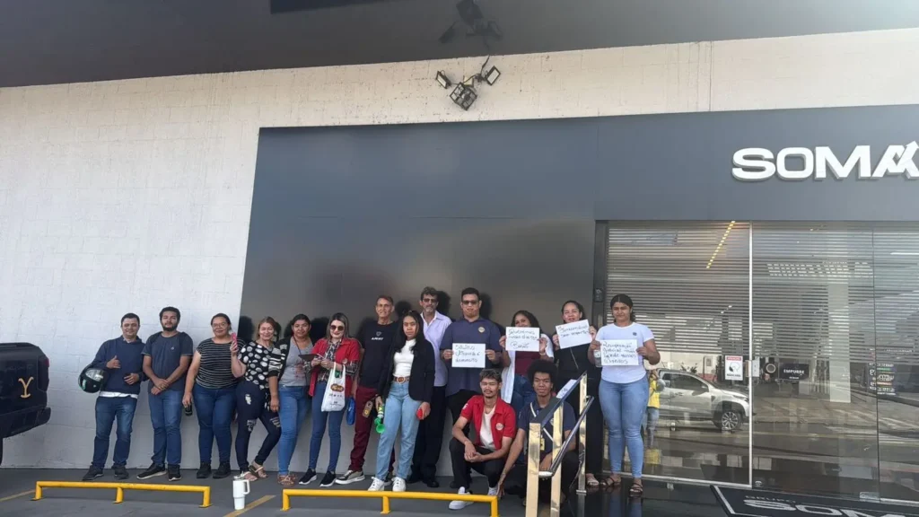 Funcionários do Super Barão fazem protesto em Goiânia e cobram salários atrasados e rescisões 2 WhatsApp Image 2026 05 25 at 09.48.29
