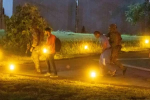 daniel vorcaro e retirado do helicoptero na superintendencia da pf no distrito federal pf metropoles 3 scaled 1