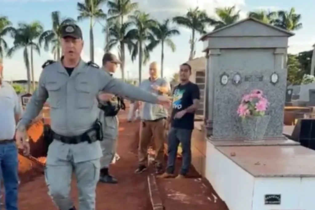 Influenciador é preso após denunciar venda de túmulos ocupados em Rio Verde 3 influenciador confusao pm cemiterio 7