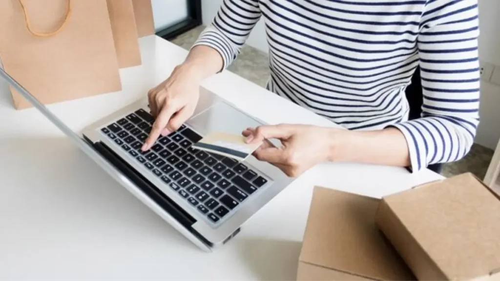 O que seus hábitos de consumo revelam sobre sua saúde financeira 2 mulher comprando online