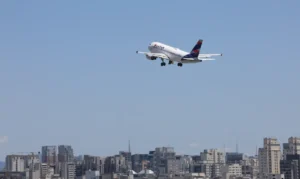 Passagens mais baratas? Petrobras reduz preço do querosene de aviação