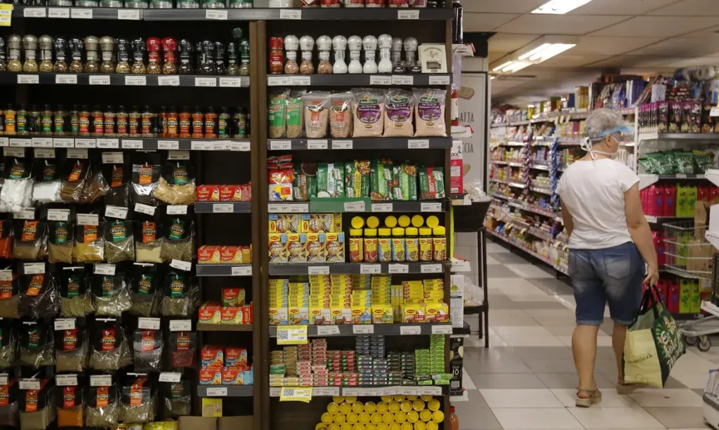 Justiça mantém funcionamento de supermercados aos domingos em Goiás