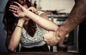 Projeto cria auxílio de até dois anos para mulheres vítimas de violência doméstica
