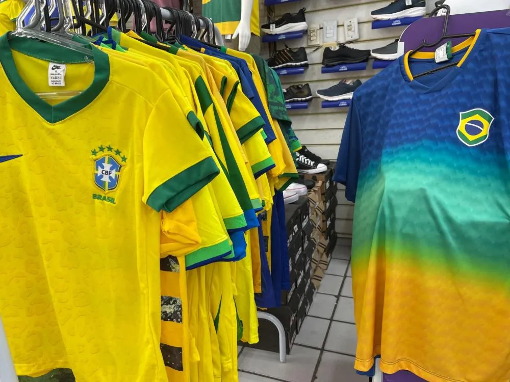 Às vésperas da Copa, mercado de artigos de futebol vive “boom” de vendas no Brasil