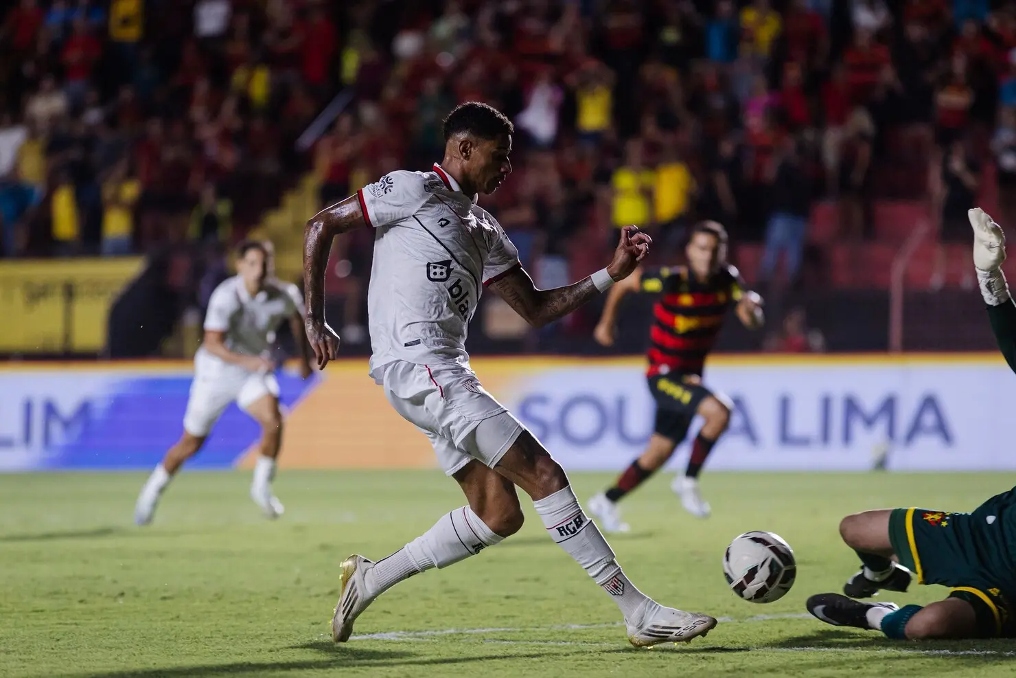 Atlético-GO marca nos acréscimos e arranca empate contra o Sport na Ilha do Retiro