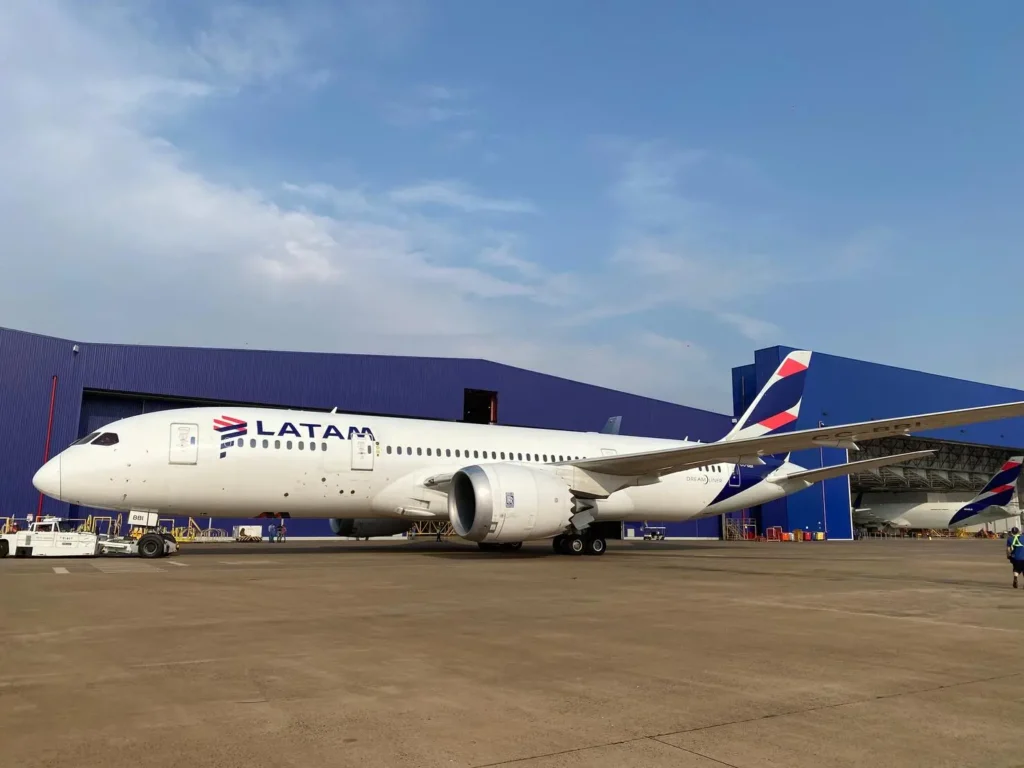 Latam reduz oferta de voos em junho e julho