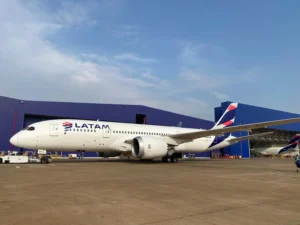 Latam reduz oferta de voos em junho e julho