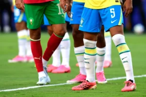 Por que os jogadores da Copa do Mundo estão usando chuteira rosa?