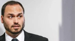 Carlos Bolsonaro cobra reação da direita em caso envolvendo Caiado e faz referência ao Banco Master