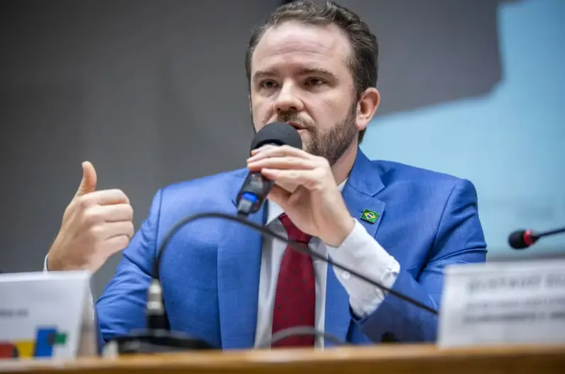Durigan diz que governo não negociará Pix e acusa família Bolsonaro de agir contra sistema de pagamentos