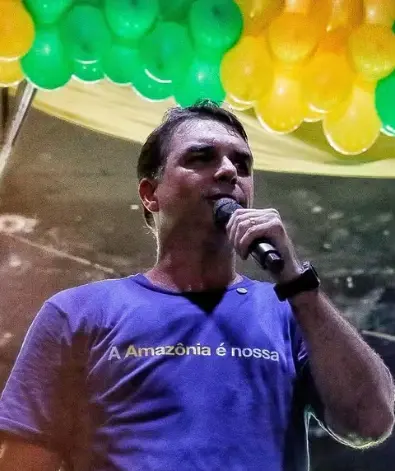 Flávio Bolsonaro associa camisa da Seleção ao bolsonarismo durante agenda no Pará