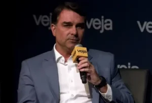 Flávio Bolsonaro elogia Bolsa Família e promete ampliar segurança para beneficiários