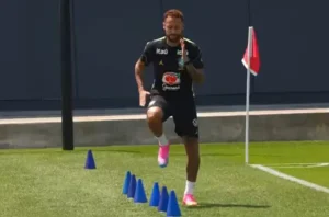 Neymar volta a treinar com bola e aumenta expectativa por retorno na Copa do Mundo