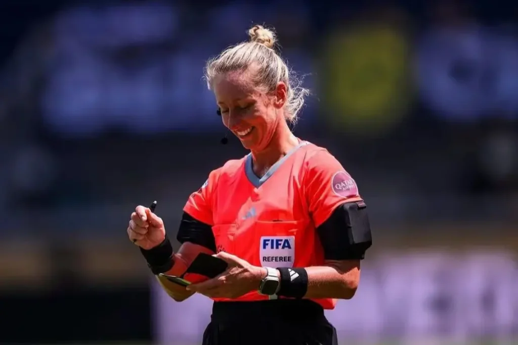 Mulheres ampliam espaço na arbitragem e assumem comando de jogo da Copa do Mundo