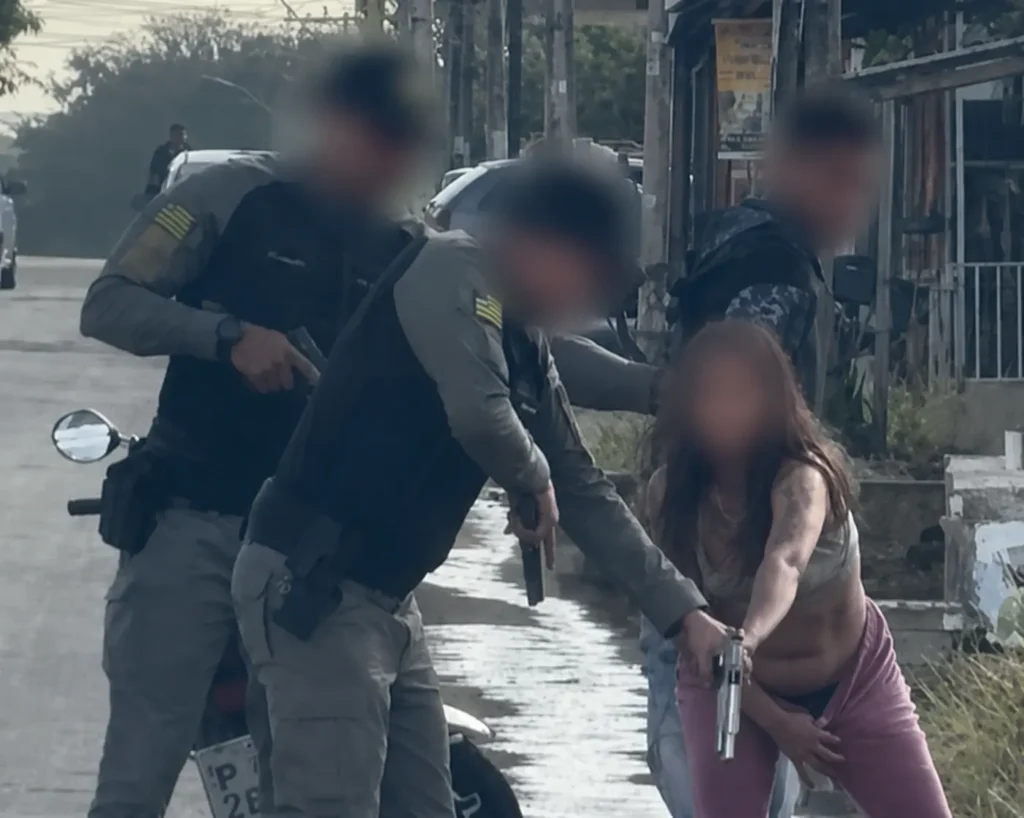 VÍDEO mostra mulher tirando pistola das partes íntimas, em Goiás