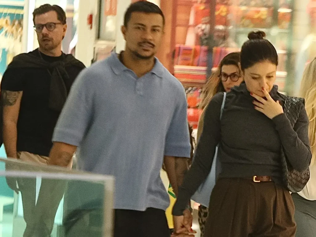 Reataram? Sophie Charlotte e Xamã sã flagrados passeando de mãos dadas