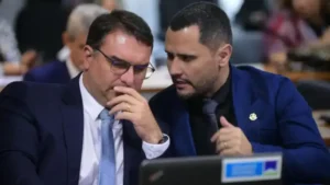 Flávio Bolsonaro se reúne com Cleitinho para articular chapa ao governo de MG