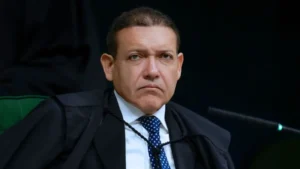 Nunes Marques suspende divulgação de pesquisa que mostra recuo de Flávio Bolsonaro