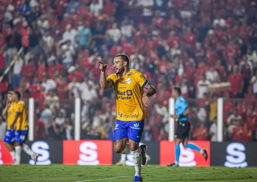 Vila Nova vence Botafogo-SP no OBA e assume liderança da Série B