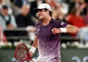 João Fonseca enfrenta Jakub Mensik por vaga na semifinal de Roland Garros