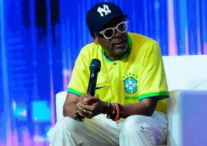 Spike Lee acompanha treino do Brasil e demonstra admiração por Neymar